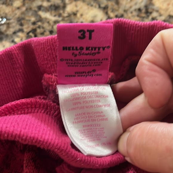 Hello Kitty pull on pants. Elastic waist and cuffs on bottom legs. 3 t. - Picture 4 of 4